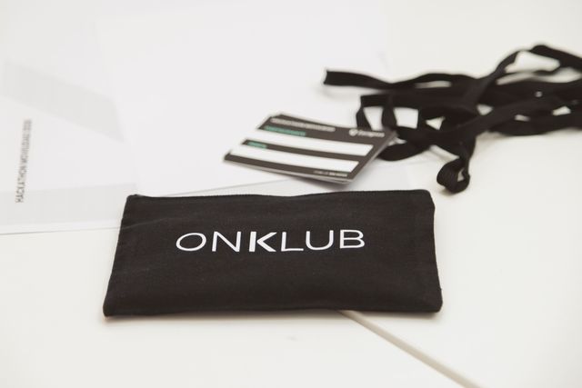 Estuche de ONKLUB con las acreditaciones del hackathon